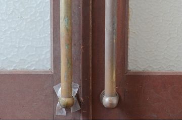 アンティーク建具　レトロな雰囲気漂う親子ドア1対2枚セット (両開きドア、ガラス扉、玄関ドア)(R-080939)