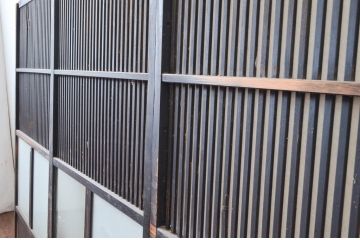 アンティーク建具　懐かしさ漂うガラス入り格子戸3枚セット(ガラス戸、引き戸)(R-080943)