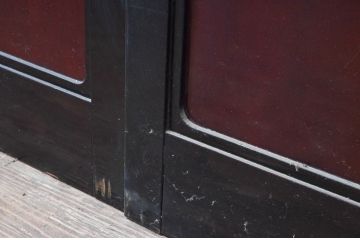 アンティーク建具　北陸産　漆塗り　梅の模様が素敵!お部屋のアクセントになるガラス帯戸2枚セット(引き戸、ガラス戸)(R-080944)