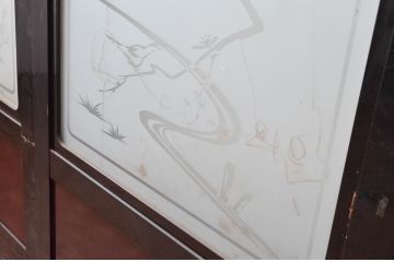アンティーク建具　北陸産　漆塗り　梅の模様が素敵!お部屋のアクセントになるガラス帯戸2枚セット(引き戸、ガラス戸)(R-080944)