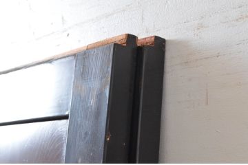 アンティーク建具　北陸産　漆塗り　梅の模様が素敵!お部屋のアクセントになるガラス帯戸2枚セット(引き戸、ガラス戸)(R-080944)