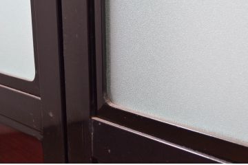 アンティーク建具　北陸産　漆塗り　お部屋のアクセントになるガラス帯戸4枚セット(引き戸)(R-080947)