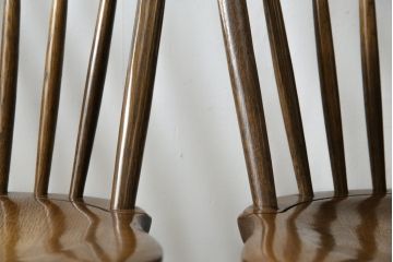 中古　柏木工　ゆったりとした座り心地が魅力的なウィンザーチェア2脚セット(ウインザーチェア、かしわ木工、KASHIWA、ダイニングチェア、板座チェア、椅子、イス)(R-080972)