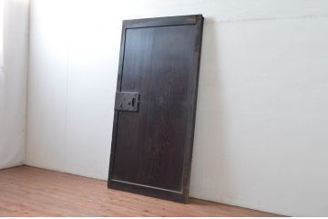 アンティーク建具　総栗材　長い時を経て刻まれた味わいが魅力の蔵戸1枚(玄関戸、引き戸)(R-080986)