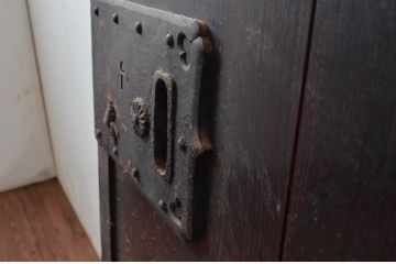 アンティーク建具　総栗材　長い時を経て刻まれた味わいが魅力の蔵戸1枚(玄関戸、引き戸)(R-080986)