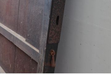 アンティーク建具　総栗材　長い時を経て刻まれた味わいが魅力の蔵戸1枚(玄関戸、引き戸)(R-080986)