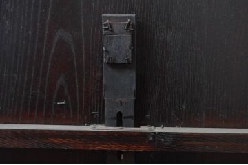 アンティーク建具　総欅(ケヤキ)材　古い木味や金具が時代の流れを感じる蔵戸1枚(引き戸、玄関戸)(R-080987)