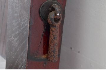 アンティーク建具　総欅(ケヤキ)材　古い木味や金具が時代の流れを感じる蔵戸1枚(引き戸、玄関戸)(R-080987)