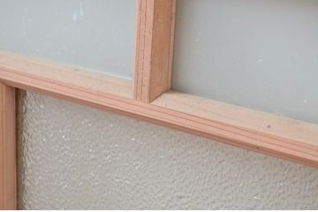 アンティーク建具　大正ロマンなデザインが魅力的な木味感じる窓2枚セット(引き戸、ガラス窓)(R-080991)