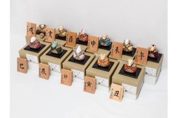 原孝洲　十二支　人形　丑　寅　卯　辰　巳　午　未　申　酉　戌　亥　縁起の良い可愛らしい木目込干支11点セット(動物、木彫り、置物、絹縮緬、台付き、外箱付き、木箱付き)(R-080996)