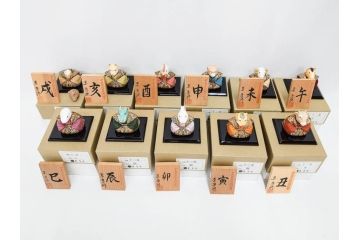 原孝洲　十二支　人形　丑　寅　卯　辰　巳　午　未　申　酉　戌　亥　縁起の良い可愛らしい木目込干支11点セット(動物、木彫り、置物、絹縮緬、台付き、外箱付き、木箱付き)(R-080996)