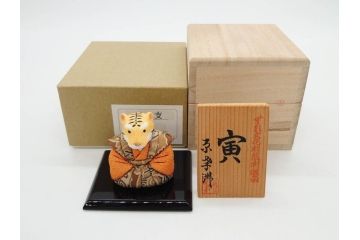 原孝洲　十二支　人形　丑　寅　卯　辰　巳　午　未　申　酉　戌　亥　縁起の良い可愛らしい木目込干支11点セット(動物、木彫り、置物、絹縮緬、台付き、外箱付き、木箱付き)(R-080996)
