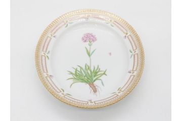 デンマーク　ROYAL COPENHAGEN(ロイヤルコペンハーゲン)　フローラダニカ　ピンクの花のデザインが可愛らしいオーバルプレート(金彩、フラワー、ディッシュ、中皿、洋食器、北欧)(R-080997)　