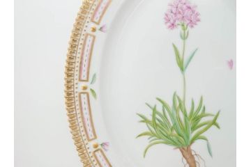 デンマーク　ROYAL COPENHAGEN(ロイヤルコペンハーゲン)　フローラダニカ　ピンクの花のデザインが可愛らしいオーバルプレート(金彩、フラワー、ディッシュ、中皿、洋食器、北欧)(R-080997)　
