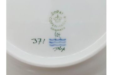 デンマーク　ROYAL COPENHAGEN(ロイヤルコペンハーゲン)　フローラダニカ　ピンクの花のデザインが可愛らしいオーバルプレート(金彩、フラワー、ディッシュ、中皿、洋食器、北欧)(R-080997)　