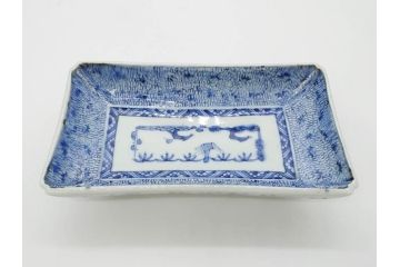 江戸期　成化年製　古伊万里　染付　微塵唐草　松竹梅文　約21cm　6.7寸　細かな絵付けが魅力の長皿2枚セット(角皿、和食器、和皿、六寸七分)(R-080998)
