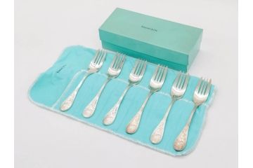 アメリカ　TIFFANY&CO.(ティファニー)　STERLINGSILVER(スターリングシルバー) Jardin　総重量 約338g　細かな花や鳥のデザインが上品なデザートフォーク6本セット(DESSERT FORKS、銀製品、洋食器、カトラリー、ジャルダン、収納袋付き、共箱付き)(R-081003)