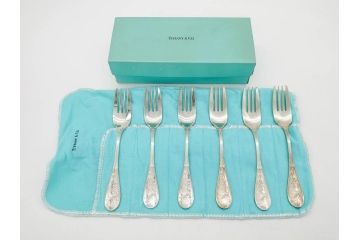 アメリカ　TIFFANY&CO.(ティファニー)　STERLINGSILVER(スターリングシルバー) Jardin　総重量 約338g　細かな花や鳥のデザインが上品なデザートフォーク6本セット(DESSERT FORKS、銀製品、洋食器、カトラリー、ジャルダン、収納袋付き、共箱付き)(R-081003)