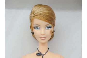 GIORGIO ARMANI BARBIE DOLL(ジョルジオ アルマーニ バービー人形)　高さ 約30cm　エレガントな雰囲気が魅力の人形(LIMITED EDITION 、リミテッドエディション、COLLECTIBLES、共箱付き)(R-081005)