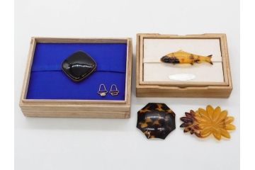 アンティーク　時代物　べっ甲(鼈甲)　美しい艶が魅力の帯留4点セット(魚、鯉、花、帯留め、着物道具、和装小物、アクセサリー、共箱付き)(R-081007)