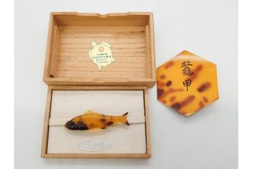 アンティーク　時代物　べっ甲(鼈甲)　美しい艶が魅力の帯留4点セット(魚、鯉、花、帯留め、着物道具、和装小物、アクセサリー、共箱付き)(R-081007)