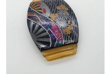 アンティーク　時代物　螺鈿細工　べっ甲(鼈甲)　オパール　上品な雰囲気の帯留2点セット(蝶、花、菊、扇、帯締め、帯留め、着物道具、和装小物、アクセサリー)(R-081011)