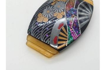 アンティーク　時代物　螺鈿細工　べっ甲(鼈甲)　オパール　上品な雰囲気の帯留2点セット(蝶、花、菊、扇、帯締め、帯留め、着物道具、和装小物、アクセサリー)(R-081011)
