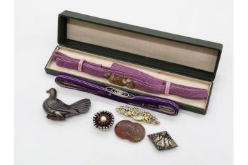 アンティーク　時代物　金工　彫金　気品を感じる帯留7点セット(在銘作家物、弘光、ハト、鳩、ツル、鶴、花、波に千鳥、観世水、帯留め、着物道具、和装小物、アクセサリー、ケース付き)(R-081012)