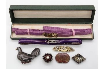 アンティーク　時代物　金工　彫金　気品を感じる帯留7点セット(在銘作家物、弘光、ハト、鳩、ツル、鶴、花、波に千鳥、観世水、帯留め、着物道具、和装小物、アクセサリー、ケース付き)(R-081012)