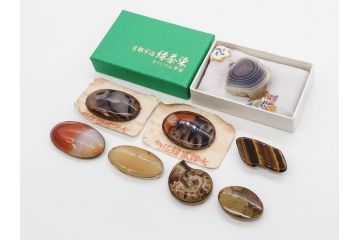 縞瑪瑙(シマメノウ)　タイガーアイ?　アンモナイト　独特な雰囲気に惹き込まれる帯留8点セット(鉱物、化石、帯留め、着物道具、和装小物、アクセサリー、ケース付き)(R-081013)
