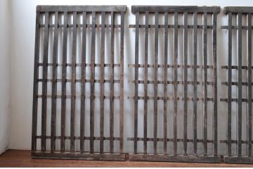 アンティーク建具　時代を経た趣が感じられる荒格子窓1組、4枚セット(格子戸、引き戸)(R-081016)