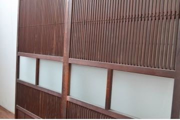 アンティーク建具　風情のある佇まいが魅力的な裏障子付きの格子戸2枚セット(引き戸、障子戸、ガラス戸)(R-081026)