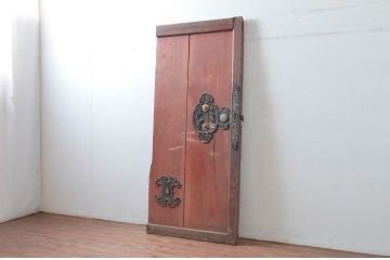 アンティーク建具　欅(ケヤキ)材　栗材　庄内地方　重厚感のある金具が目を惹かれる迫力のある蔵戸1枚(玄関戸、引き戸)(R-081029)