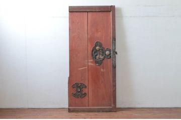 アンティーク建具　欅(ケヤキ)材　栗材　庄内地方　重厚感のある金具が目を惹かれる迫力のある蔵戸1枚(玄関戸、引き戸)(R-081029)