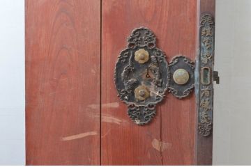 アンティーク建具　欅(ケヤキ)材　栗材　庄内地方　重厚感のある金具が目を惹かれる迫力のある蔵戸1枚(玄関戸、引き戸)(R-081029)