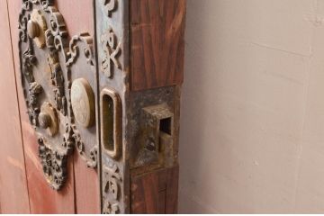 アンティーク建具　欅(ケヤキ)材　栗材　庄内地方　重厚感のある金具が目を惹かれる迫力のある蔵戸1枚(玄関戸、引き戸)(R-081029)