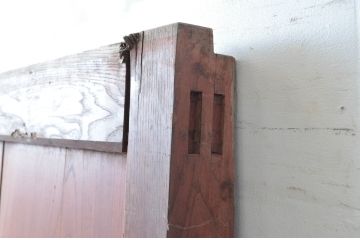 アンティーク建具　欅(ケヤキ)材　栗材　庄内地方　重厚感のある金具が目を惹かれる迫力のある蔵戸1枚(玄関戸、引き戸)(R-081029)