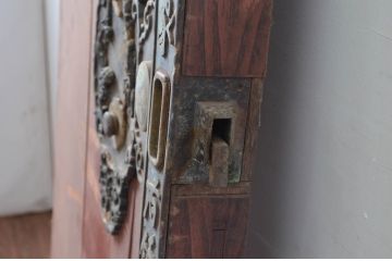アンティーク建具　欅(ケヤキ)材　栗材　庄内地方　重厚感のある金具が目を惹かれる迫力のある蔵戸1枚(玄関戸、引き戸)(R-081029)