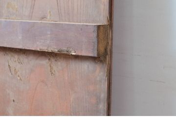 アンティーク建具　欅(ケヤキ)材　栗材　庄内地方　重厚感のある金具が目を惹かれる迫力のある蔵戸1枚(玄関戸、引き戸)(R-081029)