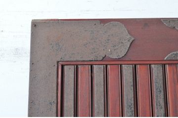 アンティーク建具　最高級　重厚感のある金具が魅力的な格子蔵戸(玄関戸、引き戸)(R-081030)