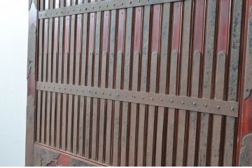アンティーク建具　最高級　重厚感のある金具が魅力的な格子蔵戸(玄関戸、引き戸)(R-081030)