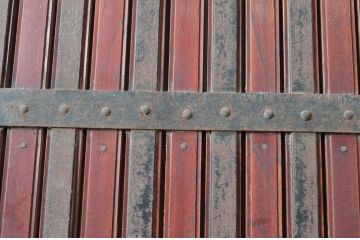 アンティーク建具　最高級　重厚感のある金具が魅力的な格子蔵戸(玄関戸、引き戸)(R-081030)