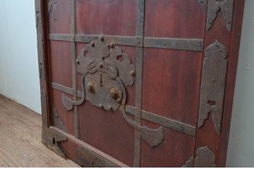 アンティーク建具　最高級　重厚感のある金具が魅力的な格子蔵戸(玄関戸、引き戸)(R-081030)