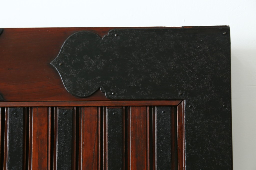 アンティーク建具　最高級　重厚感のある金具が魅力的な格子蔵戸　(R-081030)