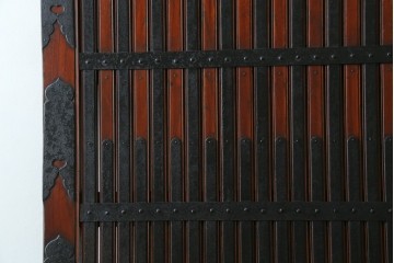 アンティーク建具　最高級　重厚感のある金具が魅力的な格子蔵戸　(R-081030)