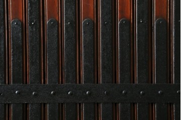 アンティーク建具　最高級　重厚感のある金具が魅力的な格子蔵戸　(R-081030)