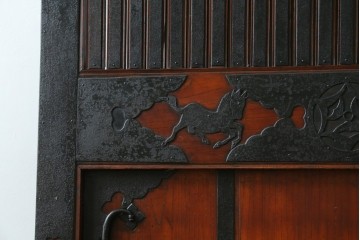 アンティーク建具　最高級　重厚感のある金具が魅力的な格子蔵戸　(R-081030)