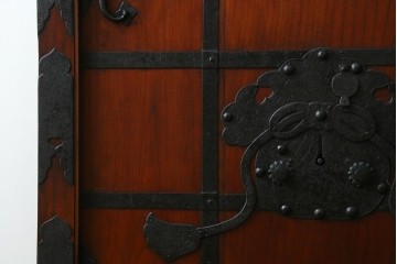 アンティーク建具　最高級　重厚感のある金具が魅力的な格子蔵戸　(R-081030)