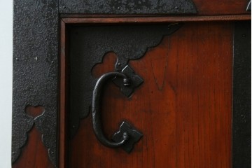 アンティーク建具　最高級　重厚感のある金具が魅力的な格子蔵戸　(R-081030)