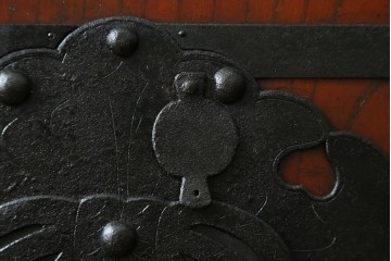 アンティーク建具　最高級　重厚感のある金具が魅力的な格子蔵戸　(R-081030)